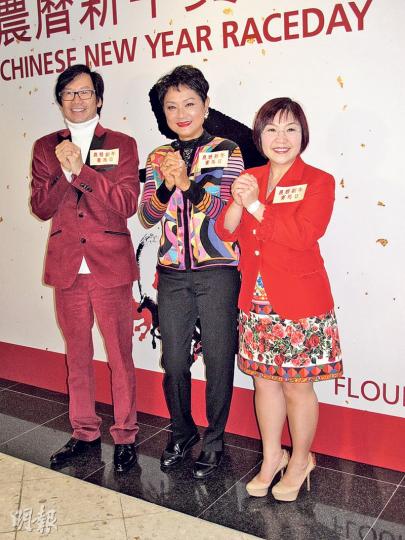 彭健新(左起)、葉麗儀及麥玲玲擔任「農曆新年賽馬日」表演嘉賓,順道跟大家拜年。(攝影鎅O者:柯美) 彭健新(左起)、葉麗儀及麥玲玲擔任「農曆新年賽馬日」表演嘉賓,順道跟大家拜年。(攝影鎅O者:柯美)