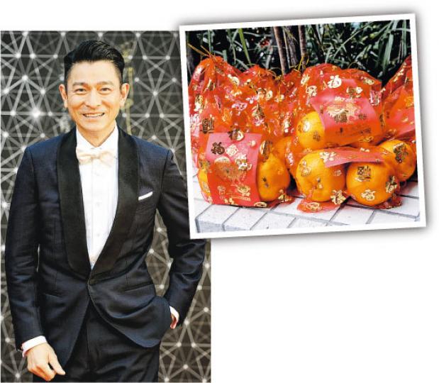 雖然華仔仍在養傷,但也體貼地由公關向傳媒送上一袋桔,寓意大吉大利。(攝影鎅O者:林祖傑) 雖然華仔仍在養傷,但也體貼地由公關向傳媒送上一袋桔,寓意大吉大利。(攝影鎅O者:林祖傑)