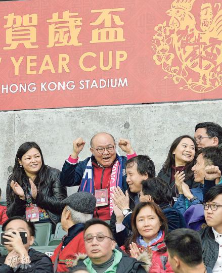 特首參選人胡國興(後排中)昨到香港大球場觀賞賀歲盃,並為港超球隊傑志打氣。(楊柏賢攝) 特首參選人胡國興(後排中)昨到香港大球場觀賞賀歲盃,並為港超球隊傑志打氣。(楊柏賢攝)