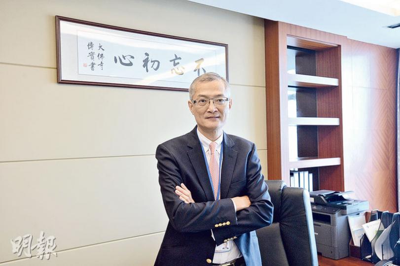 上任3個月的港大深圳醫院院長盧寵茂一直形容該院是他的「dream hospital(夢想醫院)」,他又期望用5年追上「瑪麗醫院80年歷史」。(楊柏賢攝)本港醫院藥房仍多靠人手執藥,港大深圳醫院則於2012年底引入「智能配藥系統」,不同藥櫃設有特定條碼,職員只需掃描藥單,便有機械臂自動於各個藥櫃「執藥」,職員核對後便可派藥。該系統現有兩條機械臂每日服務5000名病人的藥量,院方正計劃引入第3條機械臂。(楊柏賢攝) 上任3個月的港大深圳醫院院長盧寵茂一直形容該院是他的「dream hospital(夢想醫院)」,他又期望用5年追上「瑪麗醫院80年歷史」。(楊柏賢攝)本港醫院藥房仍多靠人手執藥,港大深圳醫院則於2012年底引入「智能配藥系統」,不同藥櫃設有特定條碼,職員只需掃描藥單,便有機械臂自動於各個藥櫃「執藥」,職員核對後便可派藥。該系統現有兩條機械臂每日服務5000名病人的藥量,院方正計劃引入第3條機械臂。(楊柏賢攝)