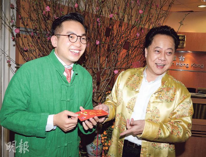 鄉議局選委侯志強(右)噚日派利市畀成功求婚、暫時仲係單身嘅公民黨立法會議員楊岳橋(左),侯志強仲特登要求要喺桃花前面合照。(劉焌陶攝) 鄉議局選委侯志強(右)噚日派利市畀成功求婚、暫時仲係單身嘅公民黨立法會議員楊岳橋(左),侯志強仲特登要求要喺桃花前面合照。(劉焌陶攝)
