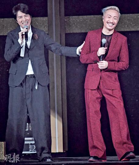 黃子華笑指鄭中基吃過「牛歡喜」,也沒有影響唱情歌。(攝影:娛樂組) 黃子華笑指鄭中基吃過「牛歡喜」,也沒有影響唱情歌。(攝影:娛樂組)