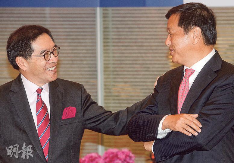 證監會主席唐家成(左)及港交所總裁李小加(右)均認為,即使提升創業板新股承配人數,仍會有企業刻意利用規管漏洞。(劉焌陶攝) 證監會主席唐家成(左)及港交所總裁李小加(右)均認為,即使提升創業板新股承配人數,仍會有企業刻意利用規管漏洞。(劉焌陶攝)