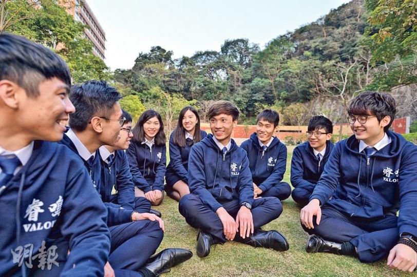 香港大學學生會候選內閣「睿鳴」有10名成員,分別來自文學院、社會科學院、醫學院、商學院等。香港大學學生會選舉投票期為下周一(6日)至周五(10日)。圖為候選會長黃政鍀(右四)、候選外務副會長林澤江(右一)及一眾候選幹事。(鄧宗弘攝) 香港大學學生會候選內閣「睿鳴」有10名成員,分別來自文學院、社會科學院、醫學院、商學院等。香港大學學生會選舉投票期為下周一(6日)至周五(10日)。圖為候選會長黃政鍀(右四)、候選外務副會長林澤江(右一)及一眾候選幹事。(鄧宗弘攝)