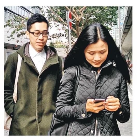 空中服務員陳雪英(右)供稱,由於她要親自向上級匯報炸彈事件,故託同事胡穎傑(左)代為控制被告。(楊英傑攝) 空中服務員陳雪英(右)供稱,由於她要親自向上級匯報炸彈事件,故託同事胡穎傑(左)代為控制被告。(楊英傑攝)
