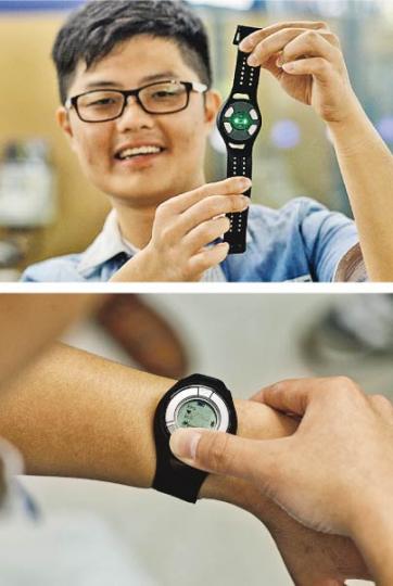 90後呂衍衛手戴的手帶外觀設計如手表,可顯示用家的心電圖,另一功能是測量脈搏從心臟傳遞至手腕所需時間,倘使用者血壓高,脈搏會較快傳至手腕。(蘇智鑫攝) 90後呂衍衛手戴的手帶外觀設計如手表,可顯示用家的心電圖,另一功能是測量脈搏從心臟傳遞至手腕所需時間,倘使用者血壓高,脈搏會較快傳至手腕。(蘇智鑫攝)