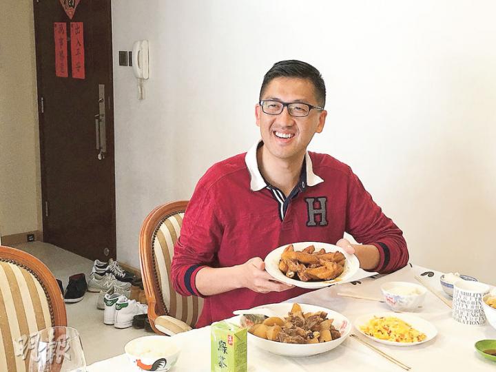 民主黨林卓廷下廚,煮鹵水雞翼同燘牛腩畀記者食。(楊康琪攝) 民主黨林卓廷下廚,煮鹵水雞翼同燘牛腩畀記者食。(楊康琪攝)
