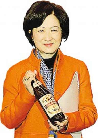 葉劉淑儀畀麒麟撞過,有解籤師傅話被麒麟撞過嘅人會衰足3年,令到葉太有啲不滿;佢噚晚出席自由黨青年團搞嘅活動,獲贈麒麟啤酒一支,葉太欣然接受。(楊柏賢攝) 葉劉淑儀畀麒麟撞過,有解籤師傅話被麒麟撞過嘅人會衰足3年,令到葉太有啲不滿;佢噚晚出席自由黨青年團搞嘅活動,獲贈麒麟啤酒一支,葉太欣然接受。(楊柏賢攝)
