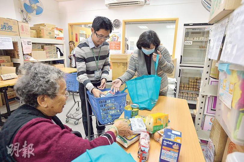 85歲的關婆婆(左)兩年前成功申請食物銀行服務,定期領取米、油、超市現金券等援助。圖為觀塘社會服務處服務統籌主任關永成(中)協助關婆婆領取食物。(鄧宗弘攝)循道衛理觀塘社會服務處位於觀塘的倉庫除了擺放政府食物銀行計劃的食物外,另有角落擺放自資購買以支援受助者的食物。當受助人前來領取食物時,職員就會從倉庫取出餅乾、米、奶粉等交到受助人手上。(鄧宗弘攝) 85歲的關婆婆(左)兩年前成功申請食物銀行服務,定期領取米、油、超市現金券等援助。圖為觀塘社會服務處服務統籌主任關永成(中)協助關婆婆領取食物。(鄧宗弘攝)循道衛理觀塘社會服務處位於觀塘的倉庫除了擺放政府食物銀行計劃的食物外,另有角落擺放自資購買以支援受助者的食物。當受助人前來領取食物時,職員就會從倉庫取出餅乾、米、奶粉等交到受助人手上。(鄧宗弘攝)