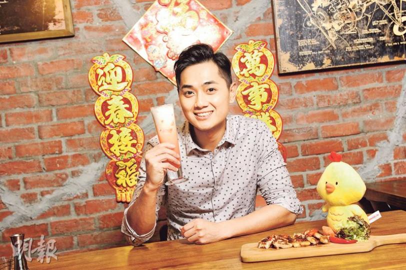 鄭俊弘品嘗自己調製的作品「當紅風沙雞尾酒」,還有自己煎的蘿蔔糕,減肥暫且放在一旁。(攝影:鍾偉茵)就算只是煎蘿蔔糕,鄭俊弘也有不少心得。(攝影:鍾偉茵)鄭俊弘不停搖調酒器,七情上面。(攝影:鍾偉茵)鄭俊弘調配雞尾酒,跟唱歌一樣掂!(攝影:鍾偉茵) 鄭俊弘品嘗自己調製的作品「當紅風沙雞尾酒」,還有自己煎的蘿蔔糕,減肥暫且放在一旁。(攝影:鍾偉茵)就算只是煎蘿蔔糕,鄭俊弘也有不少心得。(攝影:鍾偉茵)鄭俊弘不停搖調酒器,七情上面。(攝影:鍾偉茵)鄭俊弘調配雞尾酒,跟唱歌一樣掂!(攝影:鍾偉茵)