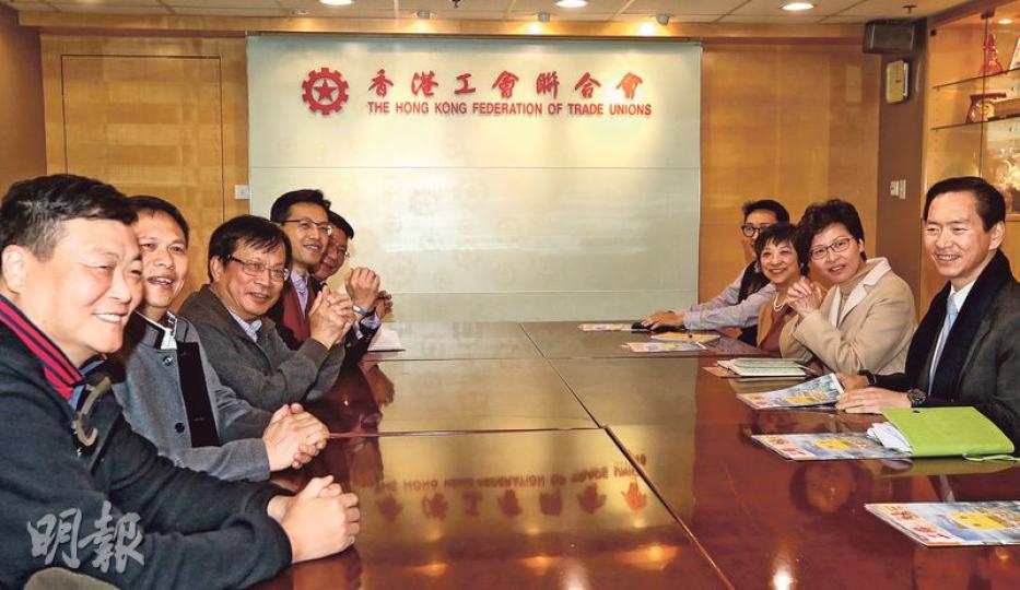 特首參選人林鄭月娥(右二)昨拜會工聯會,獲6名領導層接見,包括副理事長唐賡堯(左起)、副會長周聯僑、榮譽會長鄭耀棠、理事長吳秋北及副理事長蔡金華,並讓傳媒拍攝;立法會議員黃國健在會面較後時間加入。(李紹昌攝)特首參選人曾俊華(右一)昨亦拜會工聯會,獲副理事長唐賡堯(左一起)、理事長吳秋北和副理事長蔡金華3名領導層接見,曾俊華會後未有回應有否感到工聯會「厚此薄彼」。吳秋北則強調工聯會非「大細超」。(李紹昌攝) 特首參選人林鄭月娥(右二)昨拜會工聯會,獲6名領導層接見,包括副理事長唐賡堯(左起)、副會長周聯僑、榮譽會長鄭耀棠、理事長吳秋北及副理事長蔡金華,並讓傳媒拍攝;立法會議員黃國健在會面較後時間加入。(李紹昌攝)特首參選人曾俊華(右一)昨亦拜會工聯會,獲副理事長唐賡堯(左一起)、理事長吳秋北和副理事長蔡金華3名領導層接見,曾俊華會後未有回應有否感到工聯會「厚此薄彼」。吳秋北則強調工聯會非「大細超」。(李紹昌攝)