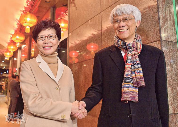 特首參選人林鄭月娥(左)昨傍晚與金管局前總裁任志剛(右)在競選辦公室樓下會見傳媒,宣布任出入其競選辦資深顧問。任認為林太是特首最佳人選,認為她能掌握作為領導人應所掌握的事。被問曾俊華是否無法掌握,任未正面回應,只重申「支持林太做行政長官」,隨即轉身離開。(鄧宗弘攝) 特首參選人林鄭月娥(左)昨傍晚與金管局前總裁任志剛(右)在競選辦公室樓下會見傳媒,宣布任出入其競選辦資深顧問。任認為林太是特首最佳人選,認為她能掌握作為領導人應所掌握的事。被問曾俊華是否無法掌握,任未正面回應,只重申「支持林太做行政長官」,隨即轉身離開。(鄧宗弘攝)