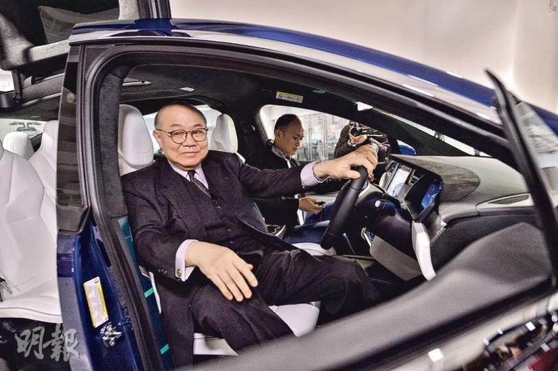 胡國興昨到荃灣參觀Tesla電動車維修中心。他說若當選,會責成財政司長領導專責工作組,全面檢視規劃、採購等政策,在一年內勾畫出取締傳統燃油車輛的時間表和行動綱領。(馮凱鍵攝) 胡國興昨到荃灣參觀Tesla電動車維修中心。他說若當選,會責成財政司長領導專責工作組,全面檢視規劃、採購等政策,在一年內勾畫出取締傳統燃油車輛的時間表和行動綱領。(馮凱鍵攝)