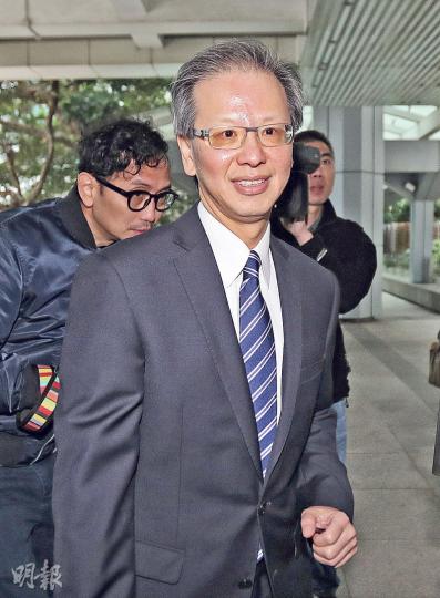 廉署執行處處長余振昌(圖)說,調查時從未就本案接見東亞銀行主席李國寶,因為相信他不會合作提供資料。(李紹昌攝)曾蔭權(右)昨早如常在其妻鮑笑薇(左)陪同下到高等法院應訊,兩人手牽手步入法庭。(李紹昌攝) 廉署執行處處長余振昌(圖)說,調查時從未就本案接見東亞銀行主席李國寶,因為相信他不會合作提供資料。(李紹昌攝)曾蔭權(右)昨早如常在其妻鮑笑薇(左)陪同下到高等法院應訊,兩人手牽手步入法庭。(李紹昌攝)