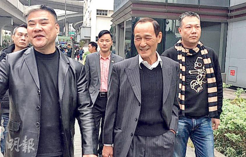藝人陳惠敏(中)昨在一眾好友陪同下,就一宗自稱三合會成員案件到觀塘裁判法院作供。(張嘉雯攝) 藝人陳惠敏(中)昨在一眾好友陪同下,就一宗自稱三合會成員案件到觀塘裁判法院作供。(張嘉雯攝)