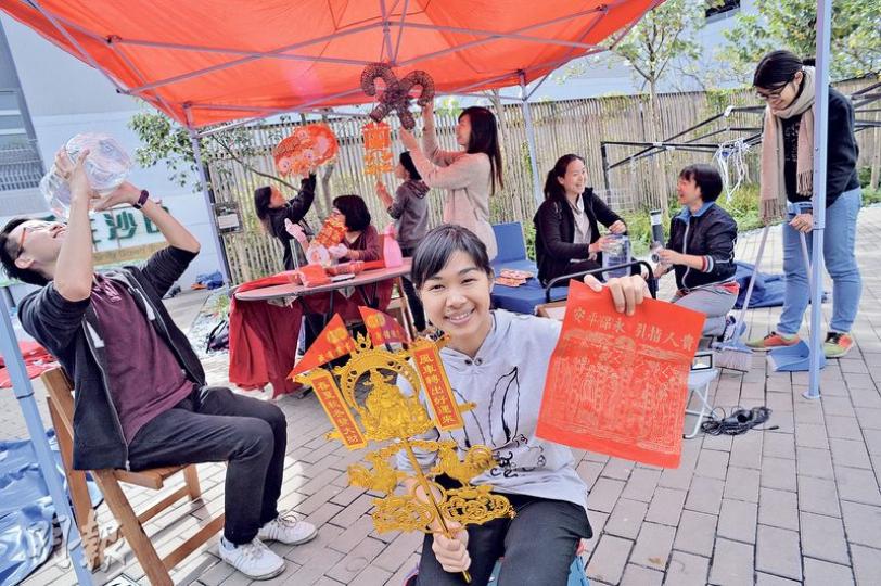 年宵後,大量家具雜物被棄在年宵市場,環保組織「毋忘垃圾」一眾義工當日執拾回來的物資,足以砌成一間設備齊全的「部屋」。(蘇智鑫攝)只消3小時,在西灣河供市民免費領取的年宵剩物已被拿走得七七八八,只餘數張椅子,一個膠桶及膠板。Barry(左)及Diana(右)表示,只要有場地分發及運輸配套,社區資源可重新調配,減少浪費。(曾憲宗攝) 年宵後,大量家具雜物被棄在年宵市場,環保組織「毋忘垃圾」一眾義工當日執拾回來的物資,足以砌成一間設備齊全的「部屋」。(蘇智鑫攝)只消3小時,在西灣河供市民免費領取的年宵剩物已被拿走得七七八八,只餘數張椅子,一個膠桶及膠板。Barry(左)及Diana(右)表示,只要有場地分發及運輸配套,社區資源可重新調配,減少浪費。(曾憲宗攝)