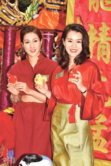 胡杏兒(右)刻意穿上束腰裙,力證未有懷孕,與鍾嘉欣祝願大家雞年笑口常開,心想事成。(攝影﹕孫華中)鍾嘉欣與胡杏兒黐實財神沾旺氣。(攝影﹕孫華中)鍾嘉欣與胡杏兒昨日出席時代廣場舉行的「金龍醒獅賀新歲」。(攝影﹕孫華中)旋風式返港的鍾嘉欣昨日穿上露腰裝,明顯收身成功。(攝影﹕孫華中) 胡杏兒(右)刻意穿上束腰裙,力證未有懷孕,與鍾嘉欣祝願大家雞年笑口常開,心想事成。(攝影﹕孫華中)鍾嘉欣與胡杏兒黐實財神沾旺氣。(攝影﹕孫華中)鍾嘉欣與胡杏兒昨日出席時代廣場舉行的「金龍醒獅賀新歲」。(攝影﹕孫華中)旋風式返港的鍾嘉欣昨日穿上露腰裝,明顯收身成功。(攝影﹕孫華中)