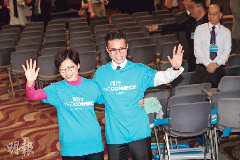 有份創立職工盟、民主黨的立法會前議員劉千石(左二)昨到場發言撐林鄭月娥,他同時是其競選辦的資深顧問。圖為他到場時與競選辦主任陳智思(左)握手。(鍾林枝攝)
有份創立職工盟、民主黨的立法會前議員劉千石(左二)昨到場發言撐林鄭月娥,他同時是其競選辦的資深顧問。圖為他到場時與競選辦主任陳智思(左)握手。(鍾林枝攝)