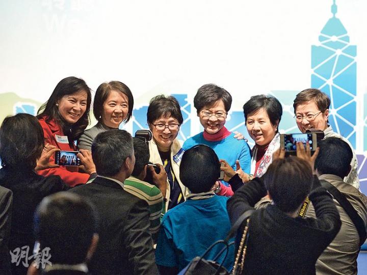 林鄭月娥(右三)昨亦邀請其中學校友會成員出席分享會,其學姐Jane Cheng(左三)更發言支持她。圖為一眾校友於分享會結束後與林太合照。(鍾林枝攝) 林鄭月娥(右三)昨亦邀請其中學校友會成員出席分享會,其學姐Jane Cheng(左三)更發言支持她。圖為一眾校友於分享會結束後與林太合照。(鍾林枝攝)