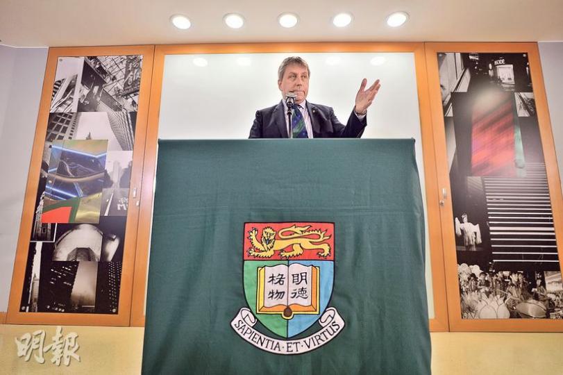 港大校長馬斐森宣布辭職翌日舉行記者會交代,否認政治因素是辭職原因,指辭職不是基於單一原因,其中一個有力因素是家庭,又形容與校委會主席李國章關係很好(very good)。(馮凱鍵攝)港大校委會主席李國章(前右)昨出席特首參選人林鄭月娥的競選分享會,他離開時被追問有否逼走馬斐森、馬斐森辭職是否與他有關,他一概沒回應。(鄧宗弘攝)港大校委張達明(右)昨早出席港台節目《千禧年代》時表示,遴選下任校長時,要視乎人選的學術地位、能否捍衛學術自由及院校自主等;另一校委、學生會主席孫曉嵐(中)則批評校長馬斐森 港大校長馬斐森宣布辭職翌日舉行記者會交代,否認政治因素是辭職原因,指辭職不是基於單一原因,其中一個有力因素是家庭,又形容與校委會主席李國章關係很好(very good)。(馮凱鍵攝)港大校委會主席李國章(前右)昨出席特首參選人林鄭月娥的競選分享會,他離開時被追問有否逼走馬斐森、馬斐森辭職是否與他有關,他一概沒回應。(鄧宗弘攝)港大校委張達明(右)昨早出席港台節目《千禧年代》時表示,遴選下任校長時,要視乎人選的學術地位、能否捍衛學術自由及院校自主等;另一校委、學生會主席孫曉嵐(中)則批評校長馬斐森