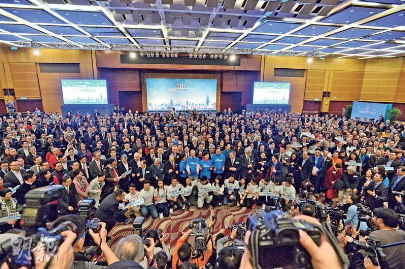特首參選人林鄭月娥昨日在會展一個可容納逾1000人的會議廳舉辦競選分享大會,約800人出席,當中包括上屆分屬唐、梁陣營的人,出席選委至少150人,已足夠送林太入閘參選。多名地產界巨頭昨日亦現身支持,但現場未見長和系、新地及恒地的代表。(鄧宗弘攝) 特首參選人林鄭月娥昨日在會展一個可容納逾1000人的會議廳舉辦競選分享大會,約800人出席,當中包括上屆分屬唐、梁陣營的人,出席選委至少150人,已足夠送林太入閘參選。多名地產界巨頭昨日亦現身支持,但現場未見長和系、新地及恒地的代表。(鄧宗弘攝)