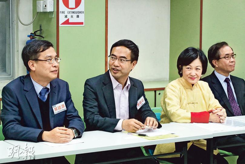 特首參選人葉劉淑儀(右二)昨晚與教育界選委會面,她會後表示會在兩星期內修改政綱,盼盡量回應訴求。圖左一為教育界立法會議員葉建源、左二為教協會長馮偉華。(曾憲宗攝) 特首參選人葉劉淑儀(右二)昨晚與教育界選委會面,她會後表示會在兩星期內修改政綱,盼盡量回應訴求。圖左一為教育界立法會議員葉建源、左二為教協會長馮偉華。(曾憲宗攝)