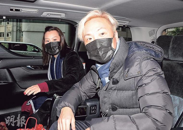 鄭中基與老婆余思敏昨日到養和醫院探望華仔。(攝影/記者:林祖傑)黃日華探完劉德華步出醫院時即做出V字手勢,指華仔已好好多,最近不需要食止痛藥,康復情况比預期中快。(攝影/記者:林祖傑) 鄭中基與老婆余思敏昨日到養和醫院探望華仔。(攝影/記者:林祖傑)黃日華探完劉德華步出醫院時即做出V字手勢,指華仔已好好多,最近不需要食止痛藥,康復情况比預期中快。(攝影/記者:林祖傑)
