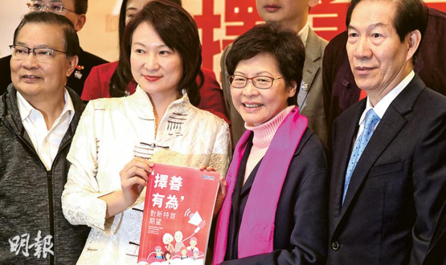 特首參選人林鄭月娥(右二)昨拜訪手握過百選委票的民建聯,多名領導層都有出席,包括前主席譚耀宗(左一)、已加入其競選辦任顧問的監事會主席盧文端(右一)等。主席李慧琼(左二)開場時把講述民建聯對下任特首期望的冊子《擇善有為》給予林太。(李紹昌攝)特首參選人曾俊華(左二)昨日到尖沙嘴光顧美食車期間與市民玩自拍。談到入閘機會,他說最重要的是「得到市民的支持」,希望得到「整個政治光譜」的選委提名。(劉焌陶攝)特首參選人胡國興(左)昨午舉行活動,與約80名市民對話,討論其政綱關注的議題,會後不少市民走到胡官 特首參選人林鄭月娥(右二)昨拜訪手握過百選委票的民建聯,多名領導層都有出席,包括前主席譚耀宗(左一)、已加入其競選辦任顧問的監事會主席盧文端(右一)等。主席李慧琼(左二)開場時把講述民建聯對下任特首期望的冊子《擇善有為》給予林太。(李紹昌攝)特首參選人曾俊華(左二)昨日到尖沙嘴光顧美食車期間與市民玩自拍。談到入閘機會,他說最重要的是「得到市民的支持」,希望得到「整個政治光譜」的選委提名。(劉焌陶攝)特首參選人胡國興(左)昨午舉行活動,與約80名市民對話,討論其政綱關注的議題,會後不少市民走到胡官