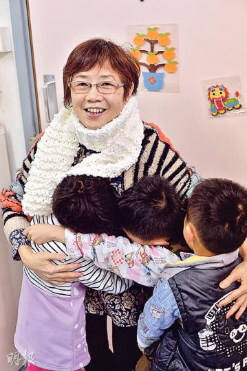 陳太與舍童關係緊密,訪問期間,年幼舍童不時衝前「熊抱」她。她所戴的白色頸巾是舍童去年底偷偷準備、親手編織的「愛心牌」聖誕禮物。(馮凱鍵攝)陳太(左)看護兒童之家22年,其丈夫(右)一直默默支持,夫婦同心合力先後照顧逾70名舍童。圖為陳氏夫婦與舍童一同搓湯丸團年。(馮凱鍵攝) 陳太與舍童關係緊密,訪問期間,年幼舍童不時衝前「熊抱」她。她所戴的白色頸巾是舍童去年底偷偷準備、親手編織的「愛心牌」聖誕禮物。(馮凱鍵攝)陳太(左)看護兒童之家22年,其丈夫(右)一直默默支持,夫婦同心合力先後照顧逾70名舍童。圖為陳氏夫婦與舍童一同搓湯丸團年。(馮凱鍵攝)