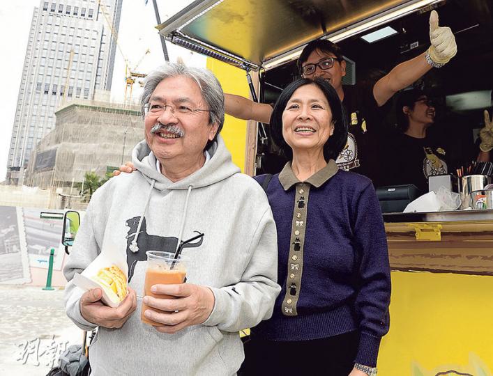 特首參選人曾俊華(左)昨日與太太(右)到尖沙嘴光顧美食車,買了一個鮮忌廉菠蘿包及一杯凍奶茶,曾俊華讚菠蘿包「味道不錯」,亦不忘向店主反映民情指價格「過貴」,建議店主未來調低價格。(劉焌陶攝) 特首參選人曾俊華(左)昨日與太太(右)到尖沙嘴光顧美食車,買了一個鮮忌廉菠蘿包及一杯凍奶茶,曾俊華讚菠蘿包「味道不錯」,亦不忘向店主反映民情指價格「過貴」,建議店主未來調低價格。(劉焌陶攝)