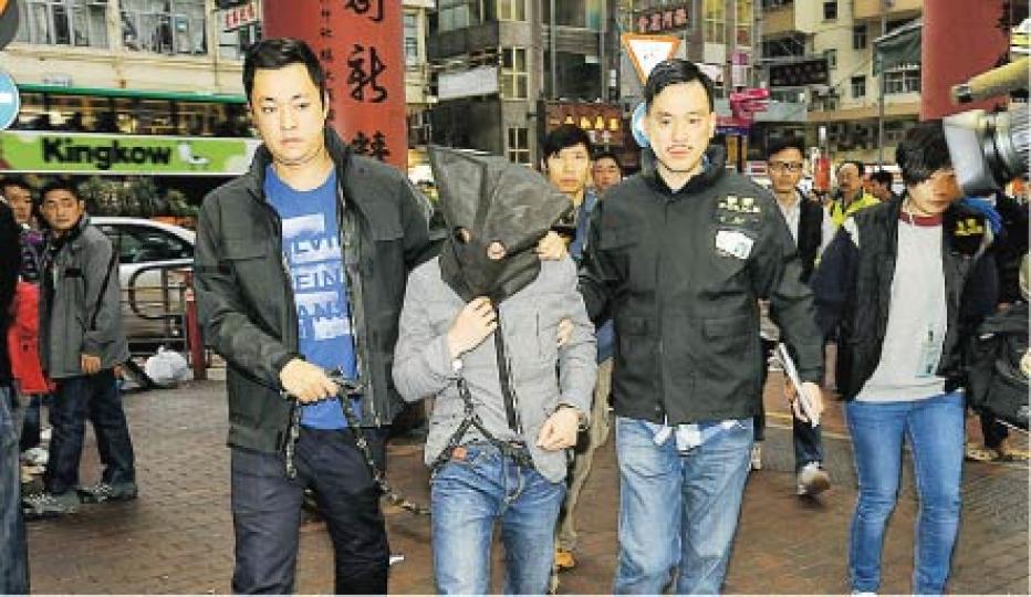 重案組探員昨午將其中一名疑匪押返下榻的油麻地賓館房間蒐證,初步相信仍有同黨在逃。(樊銳昌攝) 重案組探員昨午將其中一名疑匪押返下榻的油麻地賓館房間蒐證,初步相信仍有同黨在逃。(樊銳昌攝)