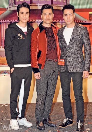 鄭嘉穎(左起)、呂良偉及謝天華3大型男為《風雲5D音樂劇》宣傳造勢。(攝影﹕鍾偉茵)一眾音樂劇演員大合照,預祝演出成功。(攝影﹕鍾偉茵) 鄭嘉穎(左起)、呂良偉及謝天華3大型男為《風雲5D音樂劇》宣傳造勢。(攝影﹕鍾偉茵)一眾音樂劇演員大合照,預祝演出成功。(攝影﹕鍾偉茵)