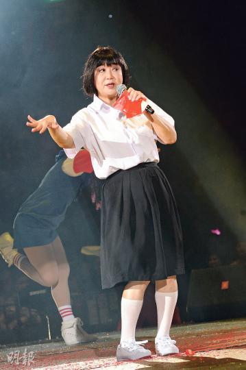 62歲朱咪咪以少女學生Look出場大唱兒歌,跳到喘氣時笑說﹕「未見過咁靚嘅少女?未見過有魚尾紋少女?」(攝影﹕鍾偉茵)朱咪咪穿上閃爆珠片裙為個唱揭開序幕。(攝影﹕鍾偉茵)朱咪咪帶着醒獅向台下觀眾拜年,有個「運財童子」(右)拿着大袋跟着朱咪咪利市。(攝影﹕鍾偉茵)朱咪咪與大仔馬健庭(左)、細仔馬健晉(中)合唱《海闊天空》。(攝影﹕鍾偉茵)朱咪咪笑指這身學生Look是當年求學時的校服,又笑指見到台下觀眾對她的學生妹造型睇到嘔血。(攝影﹕鍾偉茵)朱咪咪扮接聽無綫高層電話。(攝影﹕鍾偉茵)朱咪咪與姜皓 62歲朱咪咪以少女學生Look出場大唱兒歌,跳到喘氣時笑說﹕「未見過咁靚嘅少女?未見過有魚尾紋少女?」(攝影﹕鍾偉茵)朱咪咪穿上閃爆珠片裙為個唱揭開序幕。(攝影﹕鍾偉茵)朱咪咪帶着醒獅向台下觀眾拜年,有個「運財童子」(右)拿着大袋跟着朱咪咪利市。(攝影﹕鍾偉茵)朱咪咪與大仔馬健庭(左)、細仔馬健晉(中)合唱《海闊天空》。(攝影﹕鍾偉茵)朱咪咪笑指這身學生Look是當年求學時的校服,又笑指見到台下觀眾對她的學生妹造型睇到嘔血。(攝影﹕鍾偉茵)朱咪咪扮接聽無綫高層電話。(攝影﹕鍾偉茵)朱咪咪與姜皓