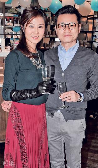 袁彌明昨日與丈夫林雨陽為護膚品分店舉行喬遷開幕儀式。(攝影鎅O者﹕林祖傑) 袁彌明昨日與丈夫林雨陽為護膚品分店舉行喬遷開幕儀式。(攝影鎅O者﹕林祖傑)