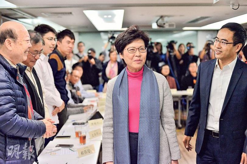 教協教育界其中20多名選委昨與特首參選人林鄭月娥(中)會面約兩小時,林太會後強調不會延續現屆政府教育政策,稱現屆政府做得較好的政策應該延續,但「教育恐怕不屬於這個範疇」。(馮凱鍵攝)特首參選人葉劉淑儀(右)和女兒葉榮欣(左)昨到沙田馬場觀賞賽馬,記者向兩人提及胡國興上周曾下注馬匹但跑尾二,葉榮欣聞言後向母親笑言「咁唔好買(馬)喇」。(鍾林枝攝) 教協教育界其中20多名選委昨與特首參選人林鄭月娥(中)會面約兩小時,林太會後強調不會延續現屆政府教育政策,稱現屆政府做得較好的政策應該延續,但「教育恐怕不屬於這個範疇」。(馮凱鍵攝)特首參選人葉劉淑儀(右)和女兒葉榮欣(左)昨到沙田馬場觀賞賽馬,記者向兩人提及胡國興上周曾下注馬匹但跑尾二,葉榮欣聞言後向母親笑言「咁唔好買(馬)喇」。(鍾林枝攝)