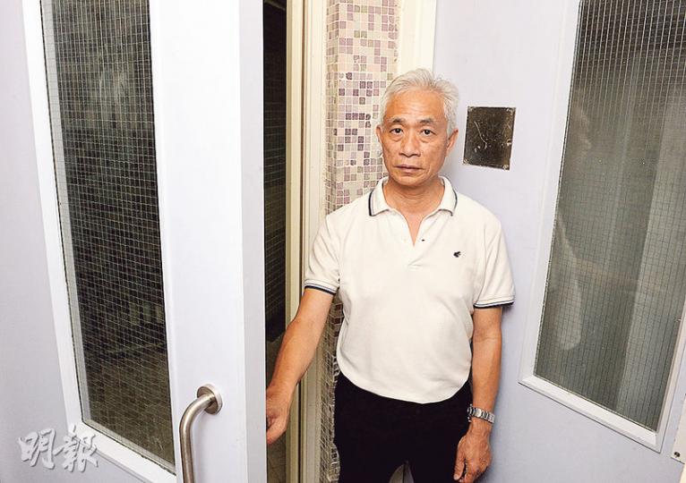 葵芳邨2015年起更換大批防煙門、垃圾房門及設備房門,本報記者偕立法會議員梁耀忠走訪,發現其中一幢大廈,約30道新防煙門不能自動關上。梁批評一旦發生火警,影響居民逃生。(劉焌陶攝) 葵芳邨2015年起更換大批防煙門、垃圾房門及設備房門,本報記者偕立法會議員梁耀忠走訪,發現其中一幢大廈,約30道新防煙門不能自動關上。梁批評一旦發生火警,影響居民逃生。(劉焌陶攝)
