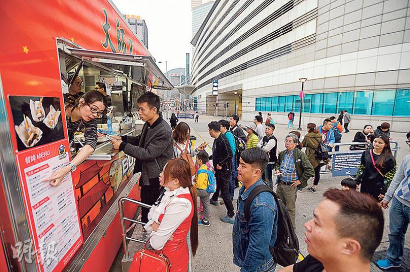 商經局長蘇錦樑昨出席活動後表示希望引入更多美食車。圖為灣仔金紫荊廣場旁的美食車,不時有旅遊巴停泊於附近,有遊客光顧。(鍾林枝攝) 商經局長蘇錦樑昨出席活動後表示希望引入更多美食車。圖為灣仔金紫荊廣場旁的美食車,不時有旅遊巴停泊於附近,有遊客光顧。(鍾林枝攝)