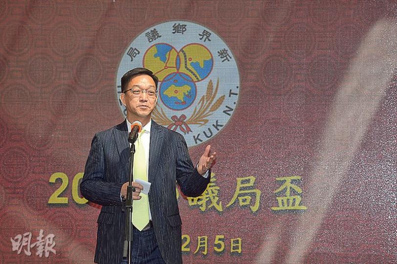 鄉議局主席劉業強(圖)噚日喺沙田賽馬日鄉議局盃午宴上致辭,之後到傳媒枱提供賽馬貼士,結果一隻馬如佢所料跑第一,但另一隻三甲不入。(鍾林枝攝) 鄉議局主席劉業強(圖)噚日喺沙田賽馬日鄉議局盃午宴上致辭,之後到傳媒枱提供賽馬貼士,結果一隻馬如佢所料跑第一,但另一隻三甲不入。(鍾林枝攝)