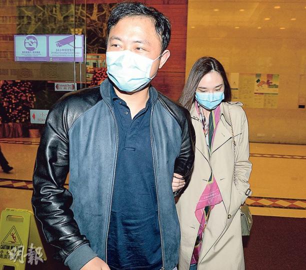 吳佩慈與未婚夫紀曉波逗留醫院約45分鐘。(攝影/記者:黃梓烜)吳佩慈挽着未婚夫紀曉波的手離開醫院,不發一言。(攝影/記者:黃梓烜) 吳佩慈與未婚夫紀曉波逗留醫院約45分鐘。(攝影/記者:黃梓烜)吳佩慈挽着未婚夫紀曉波的手離開醫院,不發一言。(攝影/記者:黃梓烜)