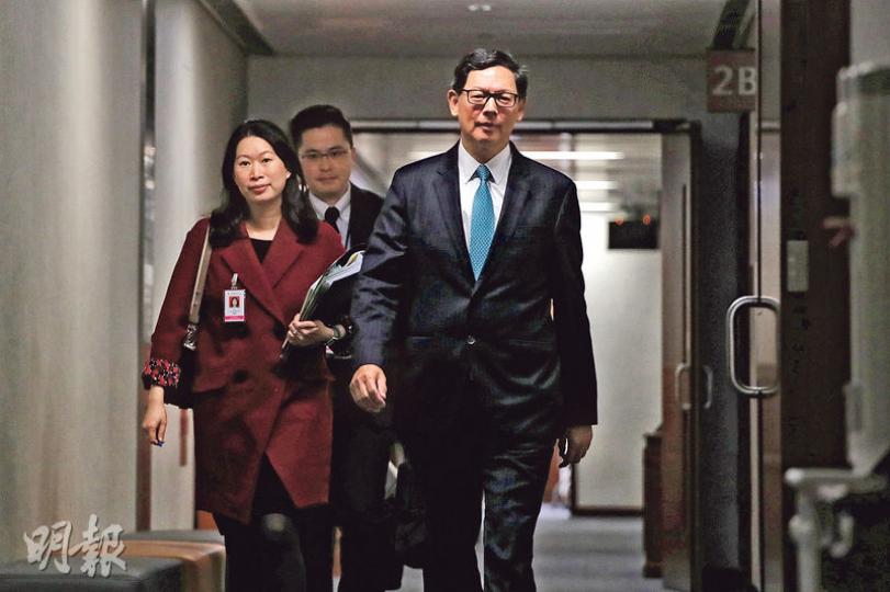 金管局總裁陳德霖警告,特朗普鼓勵企業的資金回流美國,或加劇新興市場的走資潮。他稱美國加息步伐將會較市場預期快,流入本港的熱錢會持續流走。(曾憲宗攝) 金管局總裁陳德霖警告,特朗普鼓勵企業的資金回流美國,或加劇新興市場的走資潮。他稱美國加息步伐將會較市場預期快,流入本港的熱錢會持續流走。(曾憲宗攝)