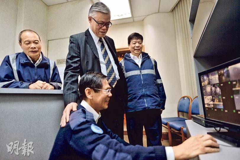 麥先生(中)經營物業管理公司多年,每月需付十多萬作強積金僱主供款。他認為每月為每名員工多付200元,公司財務上可作預算,有利分攤開支;若直接取消強積金對冲,他則要一筆過付出10多萬元予僱員,構成財政負擔。(馮凱鍵攝) 麥先生(中)經營物業管理公司多年,每月需付十多萬作強積金僱主供款。他認為每月為每名員工多付200元,公司財務上可作預算,有利分攤開支;若直接取消強積金對冲,他則要一筆過付出10多萬元予僱員,構成財政負擔。(馮凱鍵攝)
