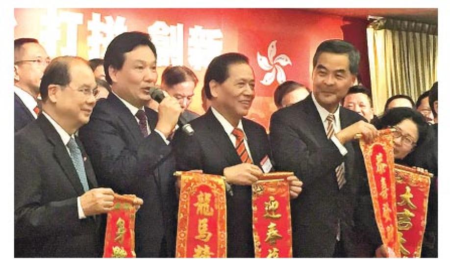 特首梁振英(右二)、政務司長張建宗(左一)噚日去福建社團聯會新春酒會,聯會主席吳良好(左三)大讚CY上任以來敢擔當、有作為,仲叫出席者拍掌表達敬意。(何曉勤攝) 特首梁振英(右二)、政務司長張建宗(左一)噚日去福建社團聯會新春酒會,聯會主席吳良好(左三)大讚CY上任以來敢擔當、有作為,仲叫出席者拍掌表達敬意。(何曉勤攝)