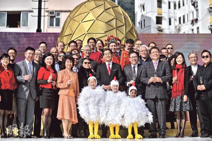 香港電台昨舉辦新春團拜,廣播處長梁家榮(前排右四)透露,港台正積極準備新廣播大樓的草圖,研究與其他政府部門共用大樓。(馮凱鍵攝) 香港電台昨舉辦新春團拜,廣播處長梁家榮(前排右四)透露,港台正積極準備新廣播大樓的草圖,研究與其他政府部門共用大樓。(馮凱鍵攝)