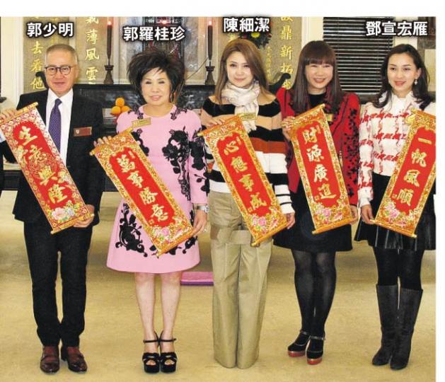 保良局昨日新春團拜,主席郭羅桂珍和丈夫郭少明,以及陳細潔、鄧宣宏雁等進行拜神及切燒豬儀式。(攝影/記者﹕柯美) 保良局昨日新春團拜,主席郭羅桂珍和丈夫郭少明,以及陳細潔、鄧宣宏雁等進行拜神及切燒豬儀式。(攝影/記者﹕柯美)