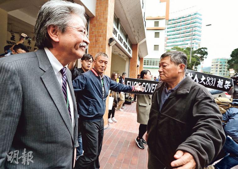 特首參選人曾俊華(左)昨出席樹仁大學新聞系周會,與學生交流約兩小時,這是他參選後首次到訪大學。不過在交流期間以及他離場後,有學生兩度高舉橫額示威,反對基本法23條立法及人大8•31框架,曾俊華在工作人員護送下乘車離開。(李紹昌攝)特首參選人林鄭月娥(中)昨晚與約20名社福界選委會面,她會後形容會面坦誠、深入。(劉焌陶攝) 特首參選人曾俊華(左)昨出席樹仁大學新聞系周會,與學生交流約兩小時,這是他參選後首次到訪大學。不過在交流期間以及他離場後,有學生兩度高舉橫額示威,反對基本法23條立法及人大8•31框架,曾俊華在工作人員護送下乘車離開。(李紹昌攝)特首參選人林鄭月娥(中)昨晚與約20名社福界選委會面,她會後形容會面坦誠、深入。(劉焌陶攝)