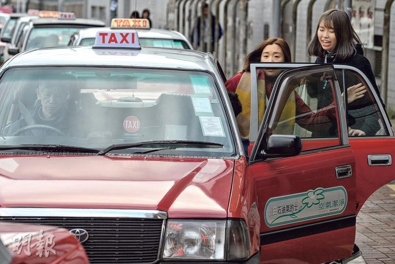 巿民乘搭的士將要付更高車資,政府昨日公布,行政會議批准的士加價,其中巿區的士起表價由22元增至24元。(鍾林枝攝)巿民姚先生指的士起表加價2元,加幅過高,但他平日外出甚少乘的士,認為影響不大,「都是趕時間才會搭的士,一次半次無所謂」。(伍浦鋒攝)市民梁先生不反對的士加價,認為近年百物騰貴,的士業界要應付營運成本上漲,加價亦無可厚非,「香港的士也算是首屈一指的便宜,若與日本等地比較,當地車費相當嚇人,加價讓司機收入多一點也應該的」。(伍浦鋒攝) 巿民乘搭的士將要付更高車資,政府昨日公布,行政會議批准的士加價,其中巿區的士起表價由22元增至24元。(鍾林枝攝)巿民姚先生指的士起表加價2元,加幅過高,但他平日外出甚少乘的士,認為影響不大,「都是趕時間才會搭的士,一次半次無所謂」。(伍浦鋒攝)市民梁先生不反對的士加價,認為近年百物騰貴,的士業界要應付營運成本上漲,加價亦無可厚非,「香港的士也算是首屈一指的便宜,若與日本等地比較,當地車費相當嚇人,加價讓司機收入多一點也應該的」。(伍浦鋒攝)