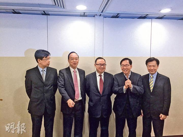 立法會5個建制派議員噚日同傳媒團拜,左起陳振英、馬逢國、廖長江、陳健波同姚思榮。(黃振豪攝) 立法會5個建制派議員噚日同傳媒團拜,左起陳振英、馬逢國、廖長江、陳健波同姚思榮。(黃振豪攝)
