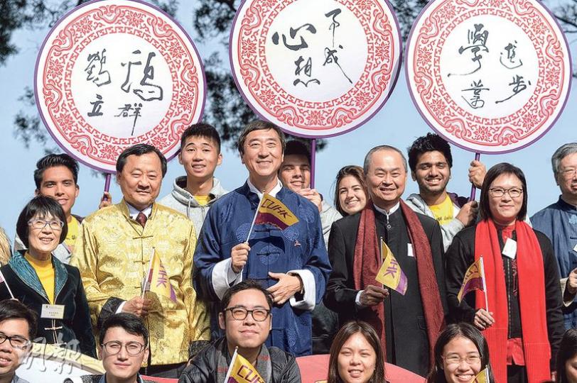 沈祖堯(第二排中)昨於中大春茗回應傳媒提問時說,曾有特首參選人邀請他加入其管治團隊,但他已婉拒。他稱,希望離任中大校長後能專注教學及醫院工作,暫不考慮接受任何政治任命。(鍾林枝攝)港大醫學院院長梁卓偉(圖)被問到有否獲邀加入特首參選人的競選辦或將來問責班子,他稱曾有不止一個參選人團隊接觸過他,但他已婉拒。(郭慶輝攝) 沈祖堯(第二排中)昨於中大春茗回應傳媒提問時說,曾有特首參選人邀請他加入其管治團隊,但他已婉拒。他稱,希望離任中大校長後能專注教學及醫院工作,暫不考慮接受任何政治任命。(鍾林枝攝)港大醫學院院長梁卓偉(圖)被問到有否獲邀加入特首參選人的競選辦或將來問責班子,他稱曾有不止一個參選人團隊接觸過他,但他已婉拒。(郭慶輝攝)