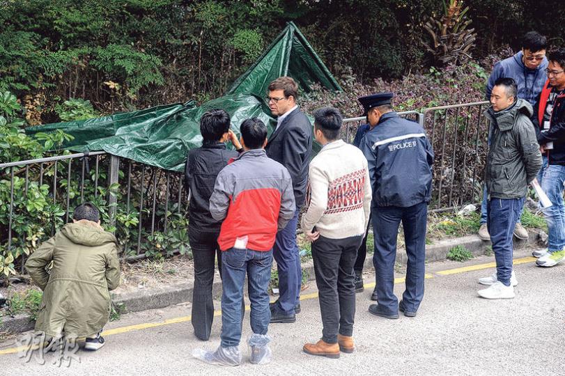 九龍灣德福花園對開偉業街一條行車天橋底花槽昨發現人類骸骨,警員用帳篷遮蓋草叢內的人骨,重案組及鑑證科人員到場蒐證,初步相信死者為年長男性,估計已死去超過一年,身分及死因有待確定。(衛永康攝)警方封鎖現場調查,其間駛至車輛要改道而行。(陳柔雅攝) 九龍灣德福花園對開偉業街一條行車天橋底花槽昨發現人類骸骨,警員用帳篷遮蓋草叢內的人骨,重案組及鑑證科人員到場蒐證,初步相信死者為年長男性,估計已死去超過一年,身分及死因有待確定。(衛永康攝)警方封鎖現場調查,其間駛至車輛要改道而行。(陳柔雅攝)