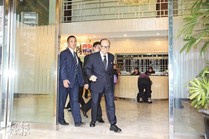 李君夏退休後曾於長實及和黃擔任顧問,長和系主席李嘉誠(右)昨午到殯儀館致祭,逗留約20分鐘後離去。(伍蒲鋒攝)兩名前警務處長曾偉雄(左)、鄧竟成(右)昨到場致祭。(伍蒲鋒攝) 李君夏退休後曾於長實及和黃擔任顧問,長和系主席李嘉誠(右)昨午到殯儀館致祭,逗留約20分鐘後離去。(伍蒲鋒攝)兩名前警務處長曾偉雄(左)、鄧竟成(右)昨到場致祭。(伍蒲鋒攝)